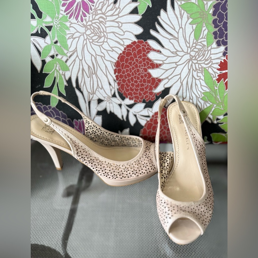Anne Klein Cream Sling Back Peep-Toe Pumps size 6
